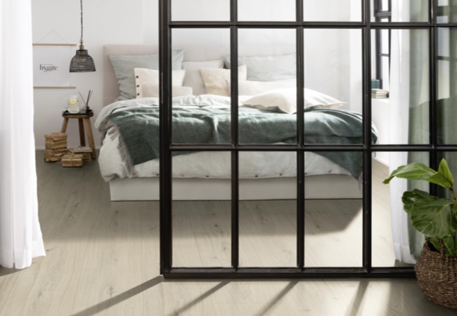 Comfort-Korkböden Kingsize im stilvollen Schlafzimmer | Holz-Hauff in Leingarten