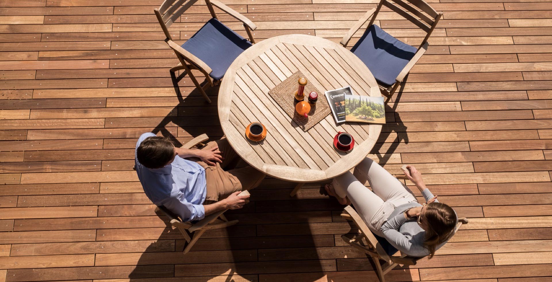 Terrassendielen Holz | Paar sitzt auf Terrasse | Holz-Hauff in Leingarten
