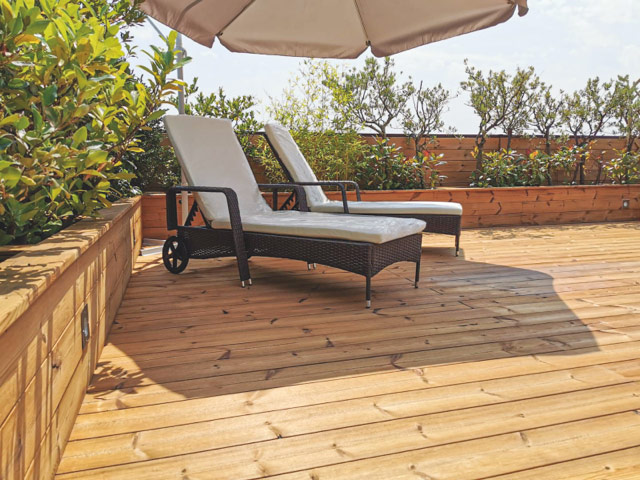 Zwei Liegestühle auf modifizierten Terrassendielen | Holz-Hauff in Leingarten