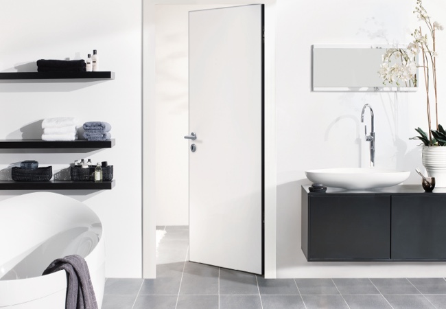 Badezimmer mit Designtür in Weiß | Holz-Hauff in Leingarten