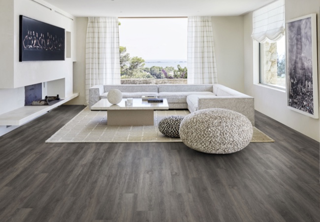 Luxury Tiles in einem mordernen Wohnzimmer | Vinylböden Designböden | Holz-Hauff in Leingarten
