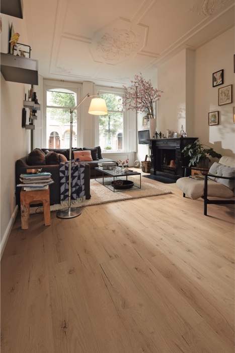 Risseiche Laminatboden verlegt im Wohnzimmer | Holz-Hauff in Leingarten