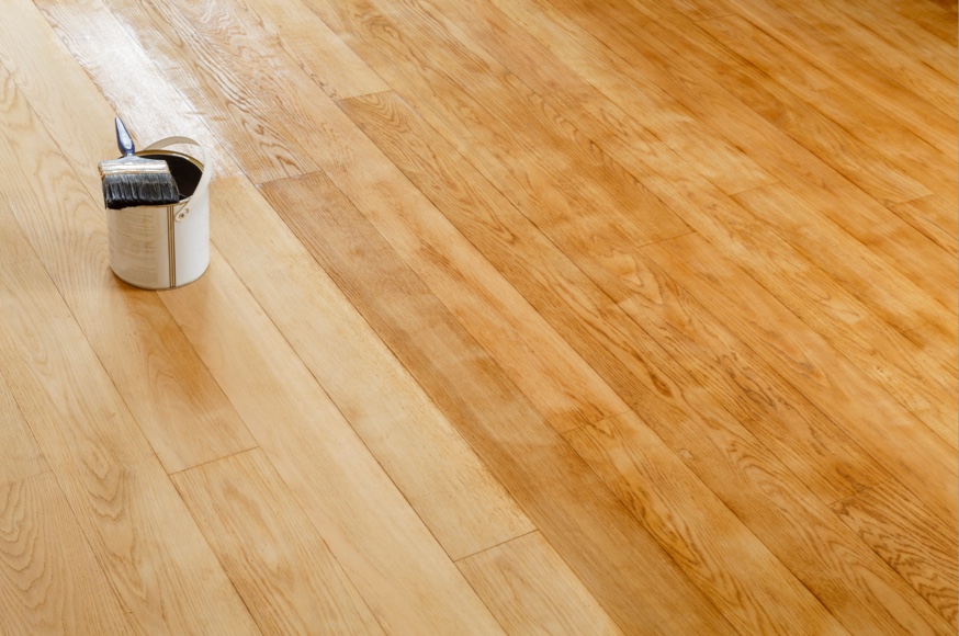 Holzboden halb gestrichen mit Bodenpflege-Öl | Holz-Hauff in Leingarten