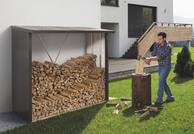 Mann hackt Kaminholz und verstaut es in seinem Holzregal Woodstock | Gartenordnung | Holz-Hauff in Leingarten