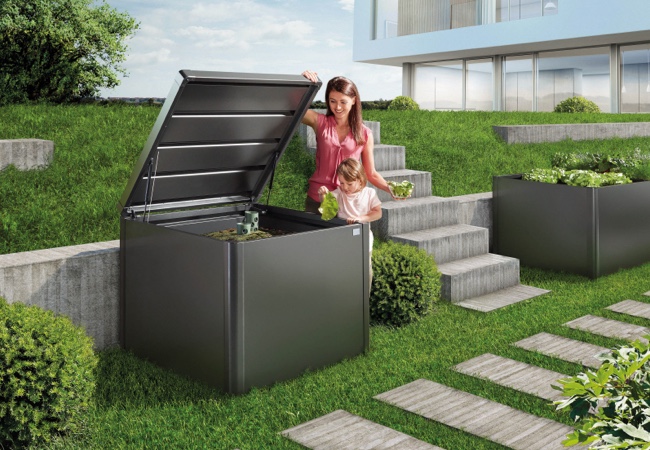 Junge Frau und Kind schmeißen Abfälle in den Kompost | Gartenordnung | Holz-Hauff in Leingarten