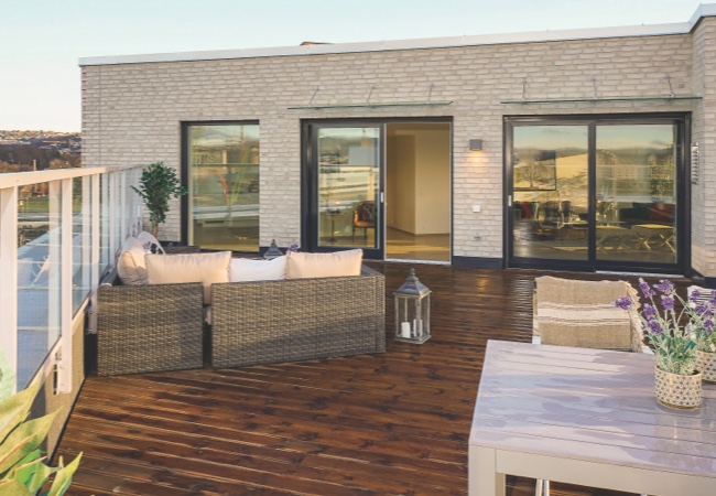 Gemütlich eingerichtete Terrasse mit modifizierten Terrassendielen Kiefer KDI braun | Holz-Hauff in Leingarten