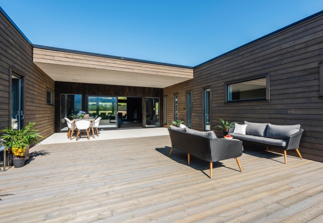 Moderne Terrasse mit modifizierten Terrassendielen aus Kiefer KDI in Grau | Holz-Hauff in Leingarten