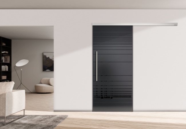 Schwarze Glasschiebetür in cleanem Wohnzimmer mit vielen Beigetönen | Glastüren | Holz-Hauff in Leingarten