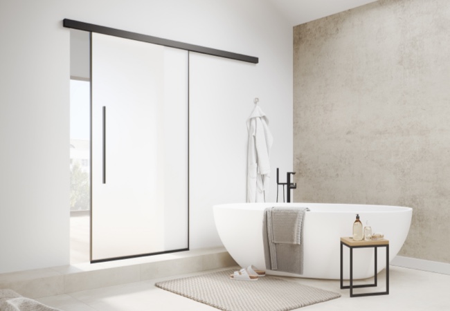 Glasschiebetür Silent im modernen Badezimmer mit freistehender Badewanne | Glastüren | Holz-Hauff in Leingarten