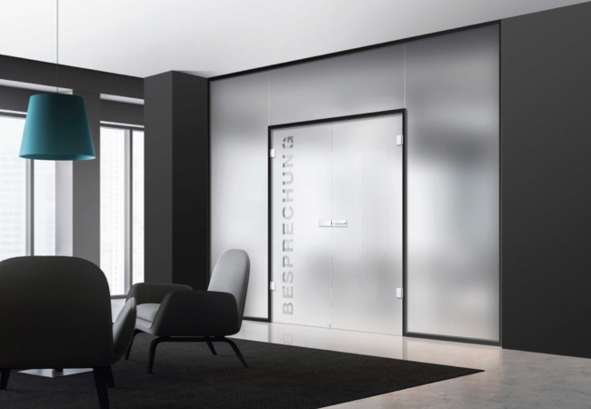 Glasanlage mit Beschriftung Besprechungsraum in modernem Büro, schwarze Sessel und Wände | Glastüren | Holz-Hauff in Leingarten