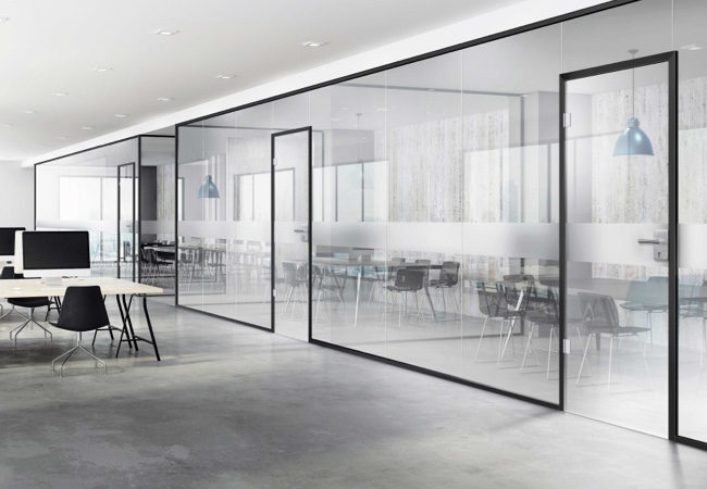 Große Glasanlage mit drei Türen in weitläufigen Büro mit vielen Schreibtischen und Stühlen | Glastüren | Holz-Hauff in Leingarten