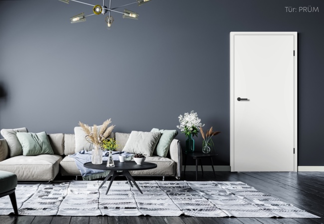 Weißlack CPL-Tür in einem modernen Raum in Grau mit gemütlichem Sofa und Trockenblumen | Holz-Hauff in Leingarten